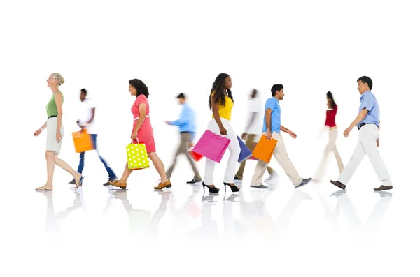 Personas con bolsas durante las compras — Foto de Stock