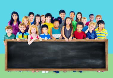 Çok ırklı çocuklar grup ile yazı tahtası