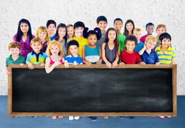 Çok ırklı çocuklar grup ile yazı tahtası