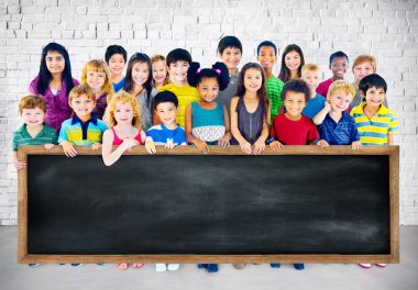 Çok ırklı çocuklar grup ile yazı tahtası