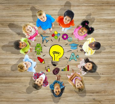 Çocukların ampul simgesi olan Grup