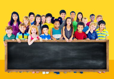 Çok ırklı çocuklar grup ile yazı tahtası