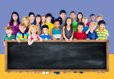 Çok ırklı çocuklar grup ile yazı tahtası