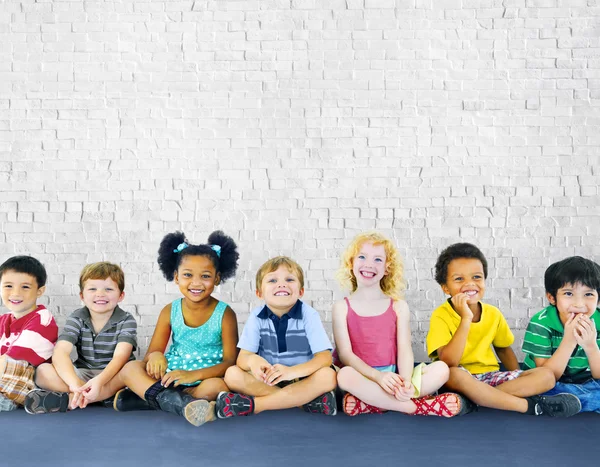 Groep van multi-etnische kinderen — Stockfoto