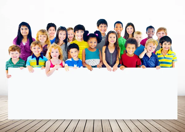 Groep van multi-etnische kinderen met een leeg bord — Stockfoto