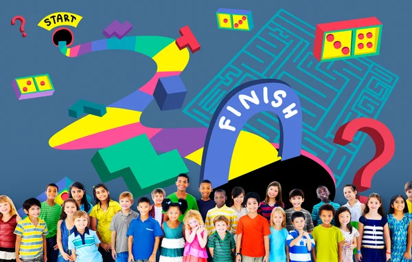Multietniskt barngrupp med labyrint koncept — Stockfoto