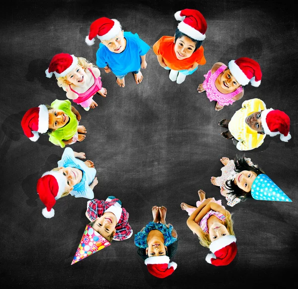 Grupo de crianças multiétnicas em chapéus de Natal — Fotografia de Stock