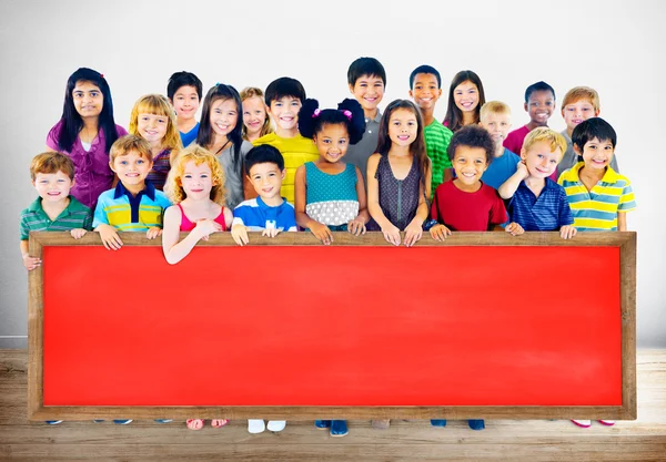 Skupina mnohonárodnostní dětí s tabule — Stock fotografie