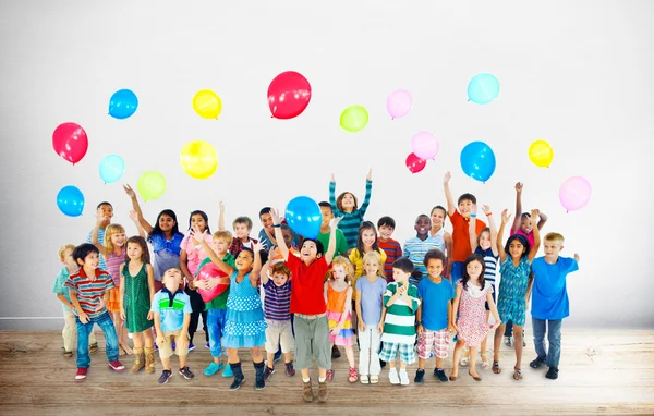 Multietniskt barngrupp med ballonger — Stockfoto