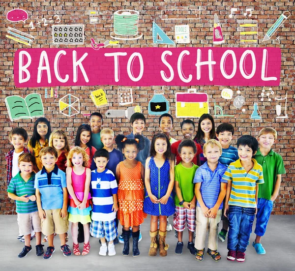 Regreso a la escuela Concepto con grupo de niños —  Fotos de Stock