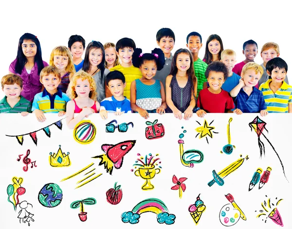 Grupo de niños multiétnicos con signos de amistad — Foto de Stock