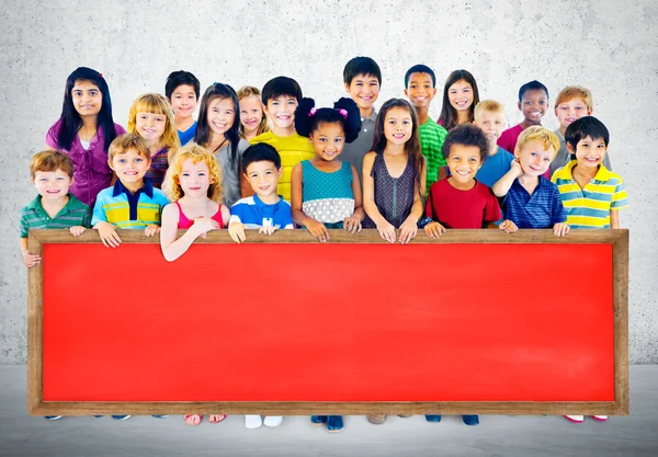 Gruppe multiethnischer Kinder mit Tafel — Stockfoto
