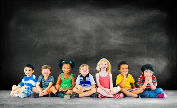 Gruppo di bambini multietnici — Foto Stock