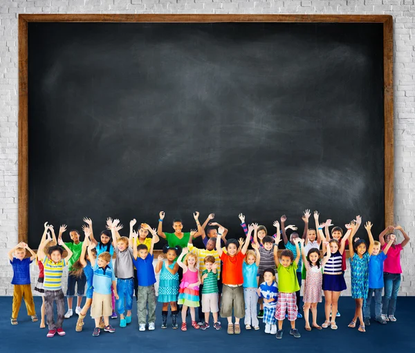 Groupe d'enfants multiethniques avec tableau noir — Photo