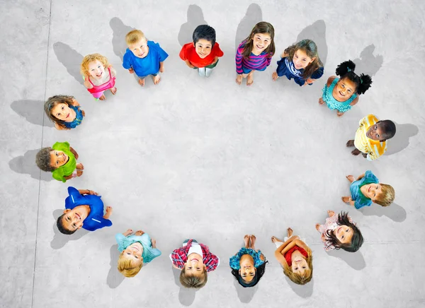 Gruppo di bambini multietnici — Foto Stock