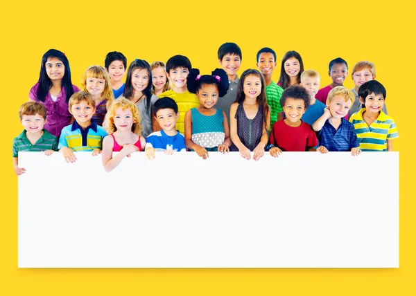 Grupo de niños multiétnicos con tablero vacío —  Fotos de Stock
