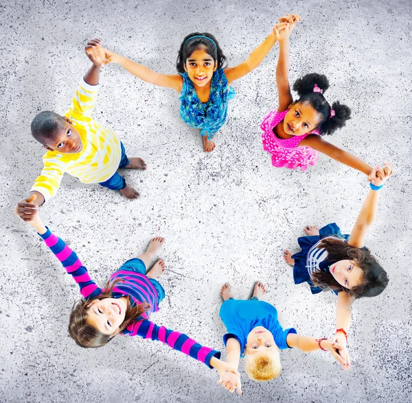 Grupo de niños multiétnicos — Foto de Stock