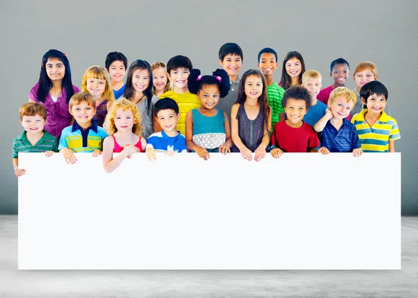 Grupo de niños multiétnicos con tablero vacío —  Fotos de Stock