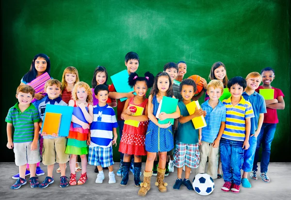 Skupina mnohonárodnostní školní děti — Stock fotografie