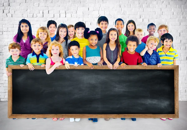 Groep van multi-etnische kinderen met blackboard — Stockfoto