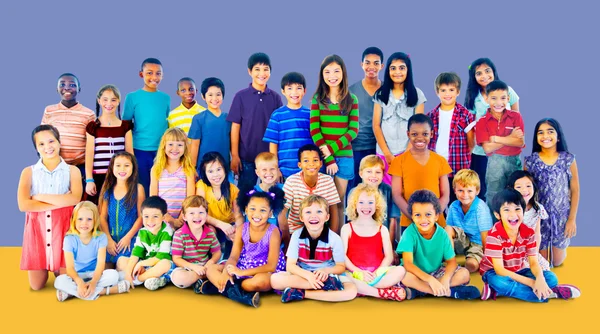 Groep van multi-etnische kinderen — Stockfoto