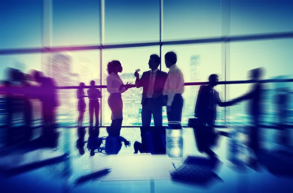 Silhouetten van mensen vergadering, Cityscape — Stockfoto