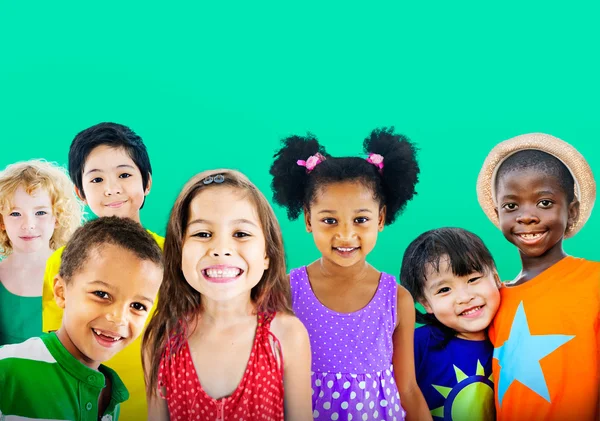 Groep van multi-etnische kinderen — Stockfoto