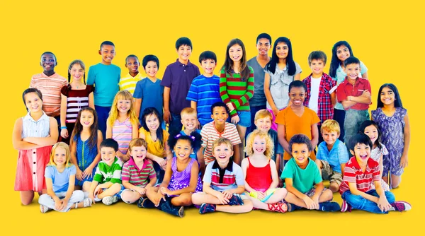 Groep van multi-etnische kinderen — Stockfoto