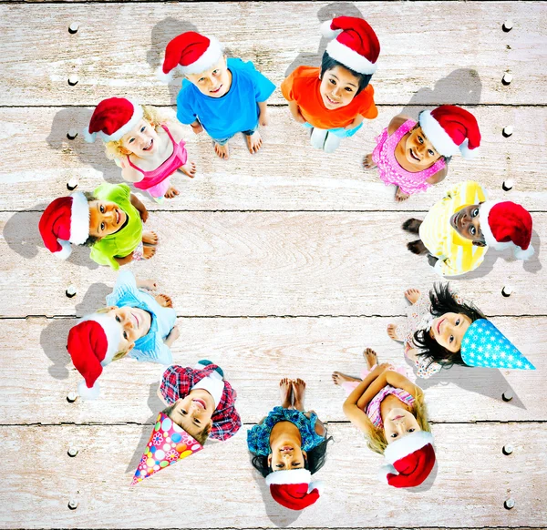 Grupo de crianças multiétnicas em chapéus de Natal — Fotografia de Stock