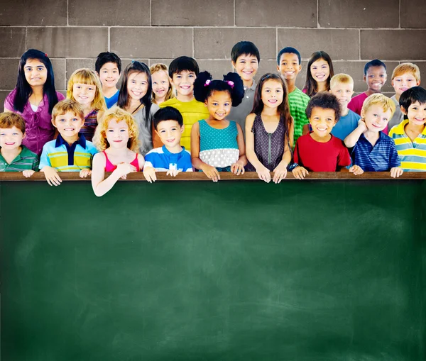 友谊、 组的孩子们和黑板上的多样性 — 图库照片