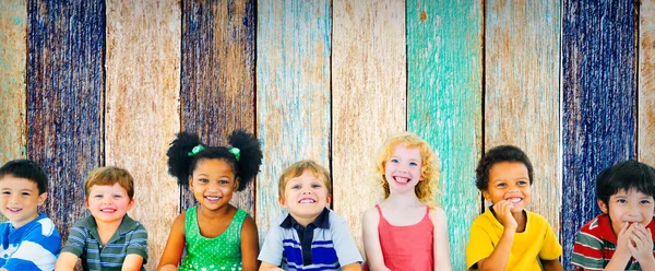 Grupo de niños multiétnicos —  Fotos de Stock