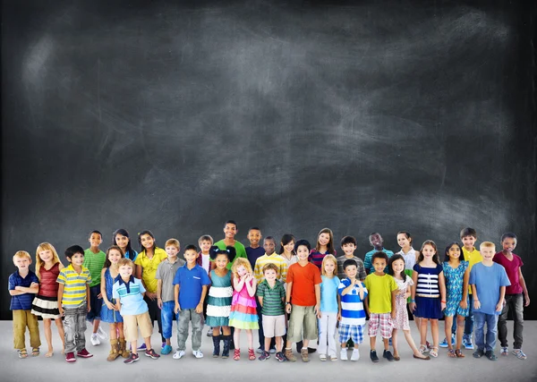 Gruppo di bambini multietnici — Foto Stock