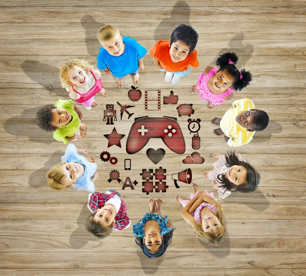 Grupp av barn med olika aktiviteter — Stockfoto