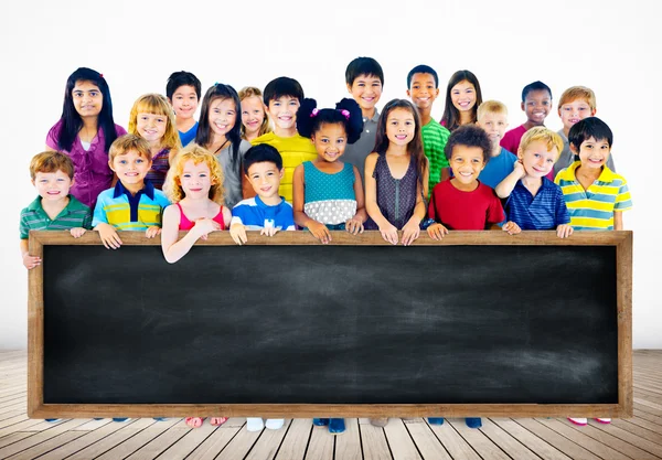 Çok ırklı çocuklar grup ile yazı tahtası — Stok fotoğraf