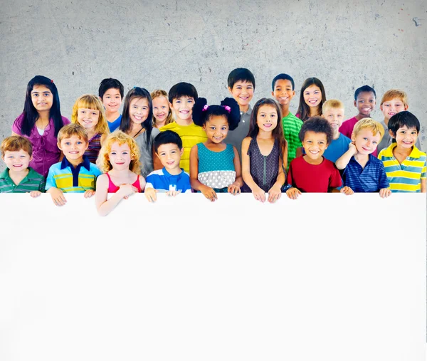 Багатоетнічна група дітей тримає порожній білборд — стокове фото