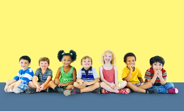 Groep van multi-etnische kinderen — Stockfoto