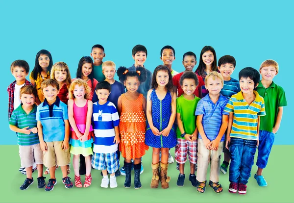 Groep van multi-etnische kinderen — Stockfoto