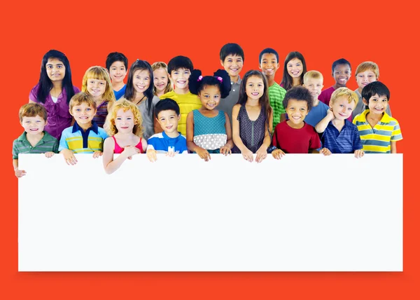 Mnohonárodnostní dětí s prázdná deska — Stock fotografie