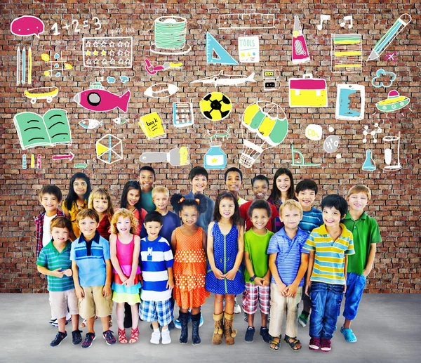 Hobby concetto con gruppo di bambini multietnici — Foto Stock