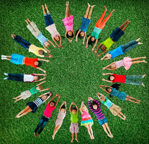 Groep van multi-etnische kinderen — Stockfoto