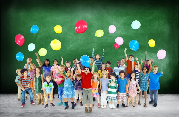 Groupe d'enfants multiethniques avec ballons — Photo