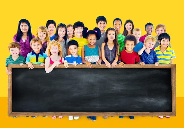 Grupp av multietniskt barn med blackboard — Stockfoto