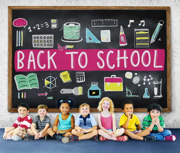 Regreso a la escuela Concepto con grupo de niños —  Fotos de Stock