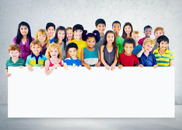 Groupe d'enfants multiethniques avec pension vide — Photo