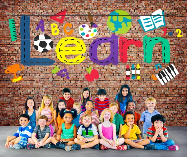 Lernkonzept mit Kindergruppe — Stockfoto