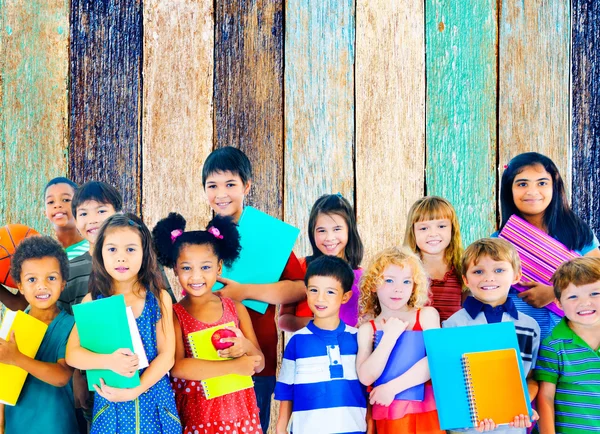 Grupo de estudiantes multiétnicos — Foto de Stock