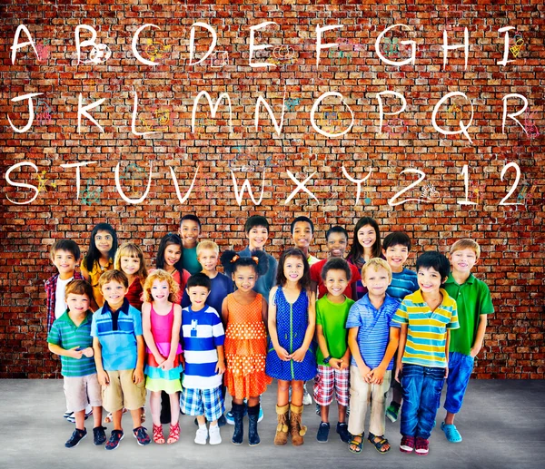 Grupo de niños multiétnicos con abecedario —  Fotos de Stock