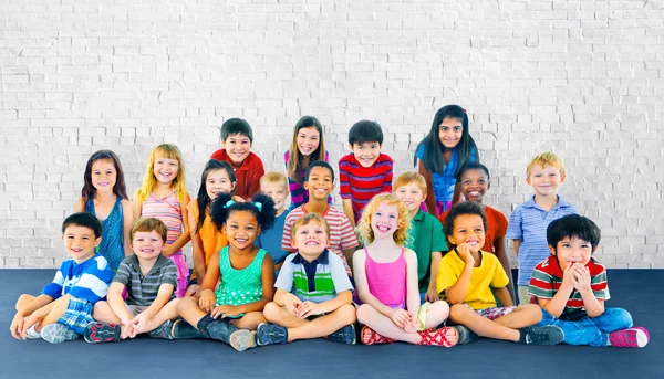 Gruppe multiethnischer Kinder — Stockfoto