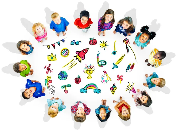 Gruppe multiethnischer Kinder mit Freundschaftszeichen — Stockfoto