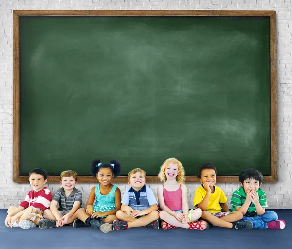 Grupp av multietniskt barn med blackboard — Stockfoto